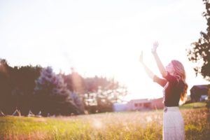 femme levant les bras au ciel dans le soleil levant - Photo by Ben White on Unsplash