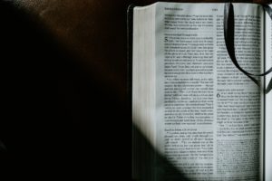 Bible ouverte sur l'épitre de Paul aux Romains - Photo by Daniel Day Media on Unsplash