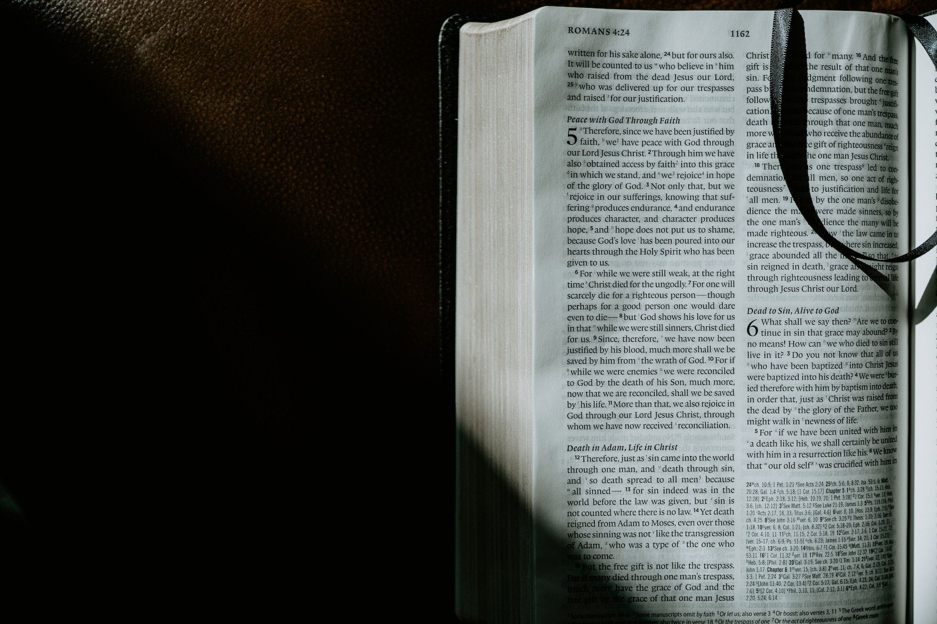Bible ouverte sur l'épitre de Paul aux Romains - Photo by Daniel Day Media on https://unsplash.com/fr/photos/vuhCiLvsHuI
