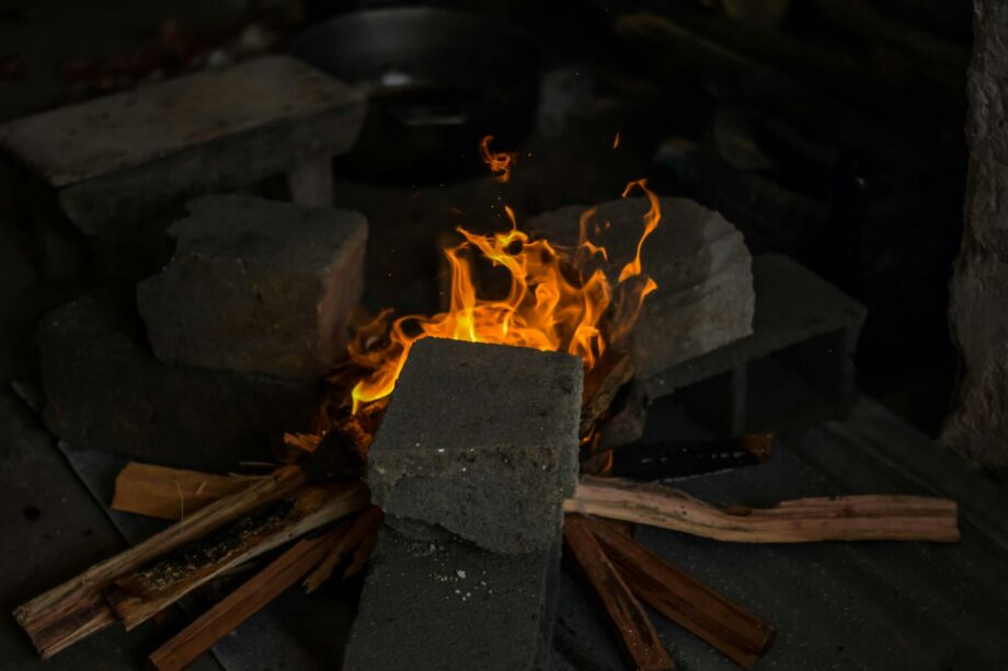 Un creuset raffinant du minerai - Photo de Franck MBOG sur https://unsplash.com/fr/photos/bois-au-feu-DkpborjdvWs