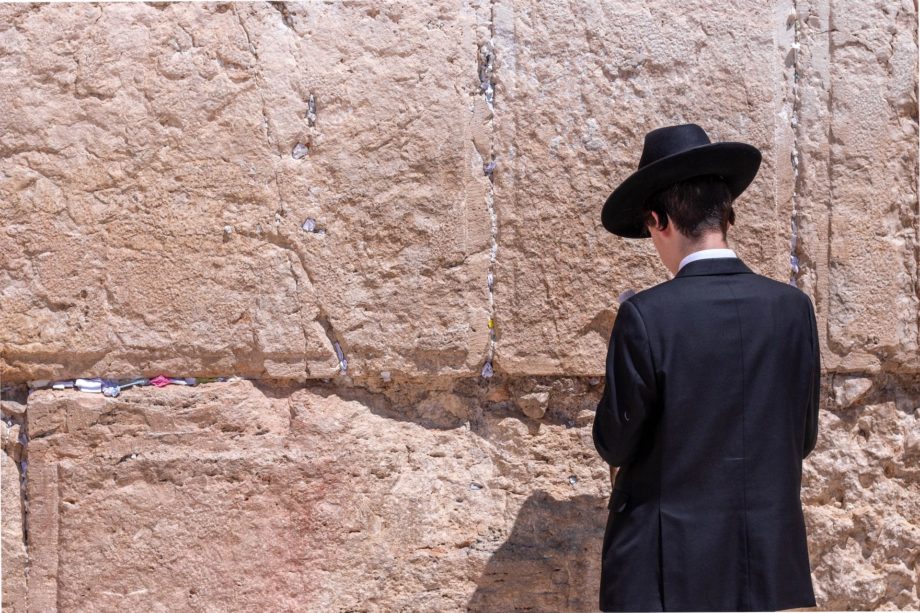 un jeune juif priant au mur des lamentations - Photo by Joshua Sukoff on https://unsplash.com/fr/photos/6rI-6BbwmFY