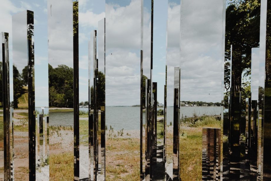 réflexion de la nature dans des fragments de miroirs - Photo by Kelly Sikkema on Unsplash