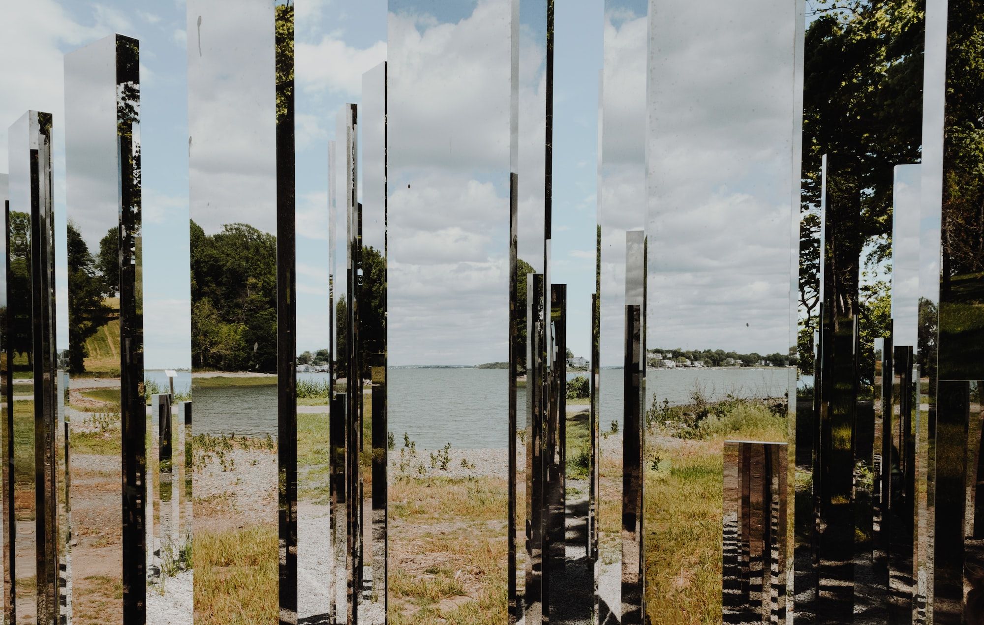 réflexion de la nature dans des fragments de miroirs - Photo by Kelly Sikkema on Unsplash