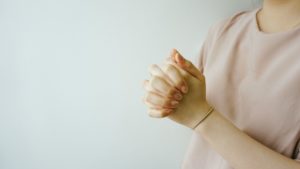 mains jointes d'une femme en train de prier Photo by Ruben Hutabarat on Unsplash