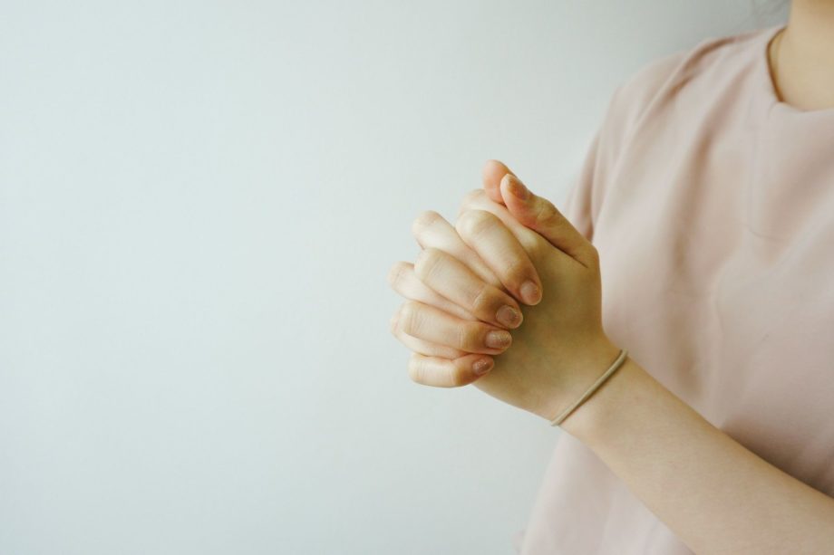 mains jointes d'une femme en train de prier Photo by Ruben Hutabarat on Unsplashhttps://unsplash.com/fr/photos/ZA1Wvos1WYM