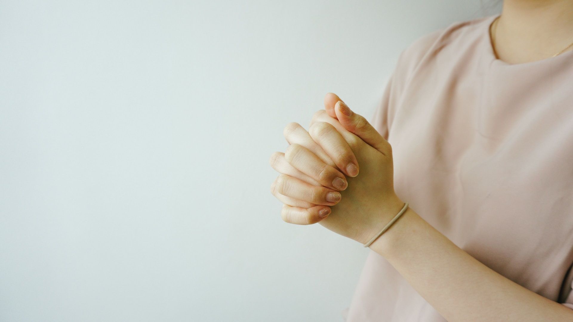 mains jointes d'une femme en train de prier Photo by Ruben Hutabarat on Unsplashhttps://unsplash.com/fr/photos/ZA1Wvos1WYM
