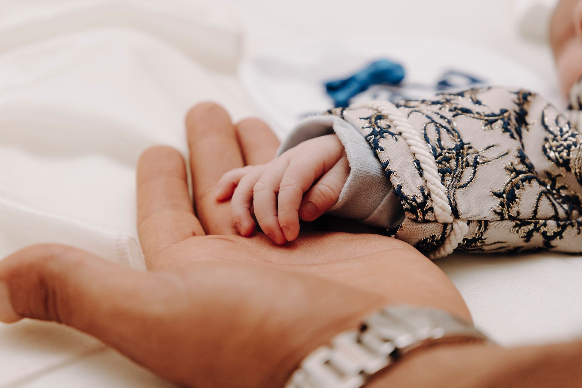 la main d'un bébé dans la main de son papa - Photo by Seif Eddin Khayat on https://unsplash.com/fr/photos/f6neg-Wl1iQ
