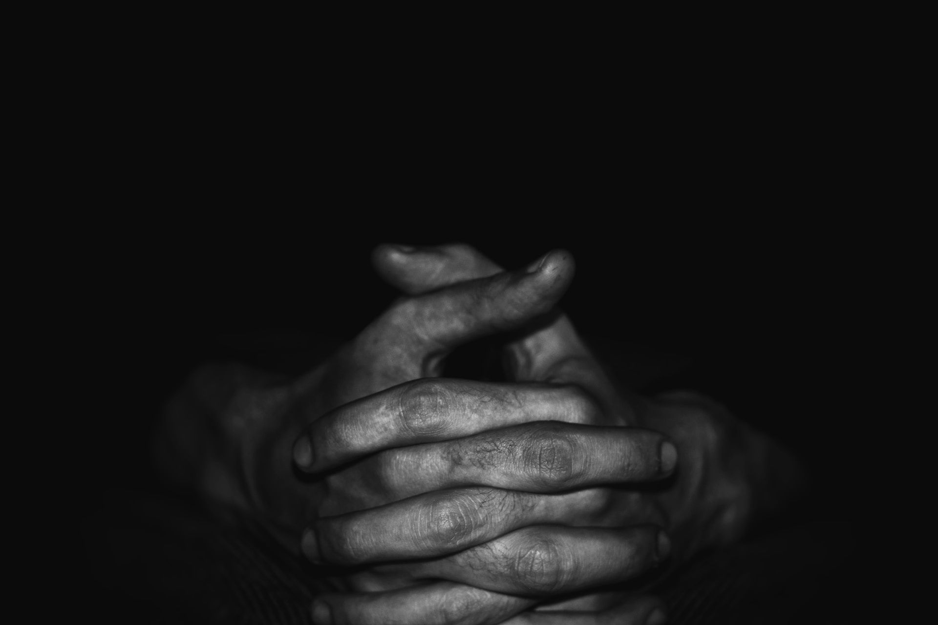 photo en noir et blanc de mains croisées pour la prière - Photo by Ahmed M Elpahwee on https://unsplash.com/fr/photos/WQgLQqH2fPs