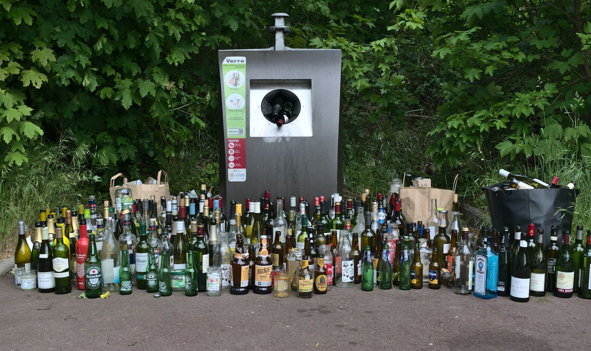 une poubelle de verre débordant de bouteilles d'alcool - Photo by Aleksandr Kadykov on https://unsplash.com/fr/photos/h8aQ4PUViCA