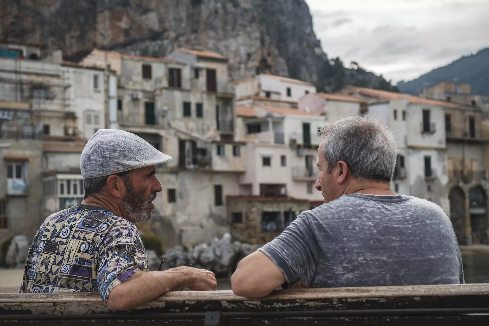 Deux hommes parlent sur un banc, en frères - Photo by Daniel Fazio on https://unsplash.com/fr/photos/ULjKEIGR4ZQ