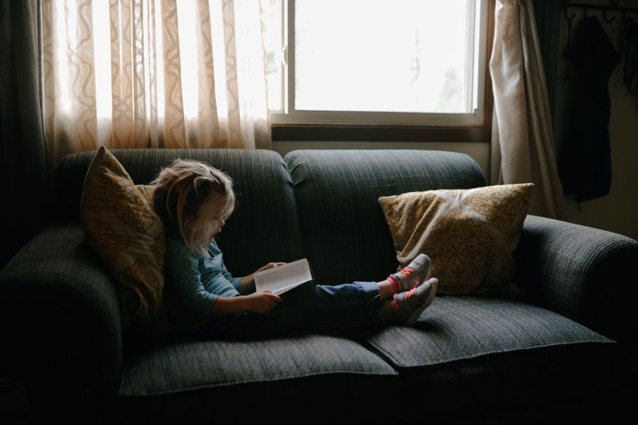 petite fille lisant la Bible assise sur un canapé - Photo by Josh Applegate on https://unsplash.com/fr/photos/cwGk-u9PHOo