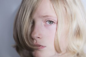 visage d'une personne blonde aux yeux bleus - Photo by Sharon McCutcheon on Unsplash