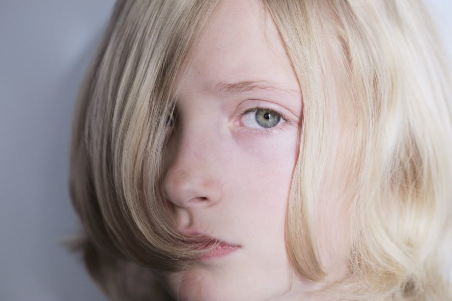visage d'une personne blonde aux yeux bleus - Photo de Alexander Grey sur https://unsplash.com/fr/photos/YIjgPO1nLmY