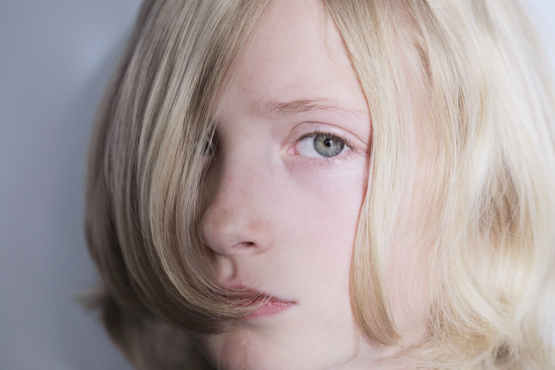 visage d'une personne blonde aux yeux bleus - Photo de Alexander Grey sur https://unsplash.com/fr/photos/YIjgPO1nLmY