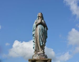 Une statue de la vierge Marie sur fond de ciel bleu - Image par JackieLou DL de Pixabay 