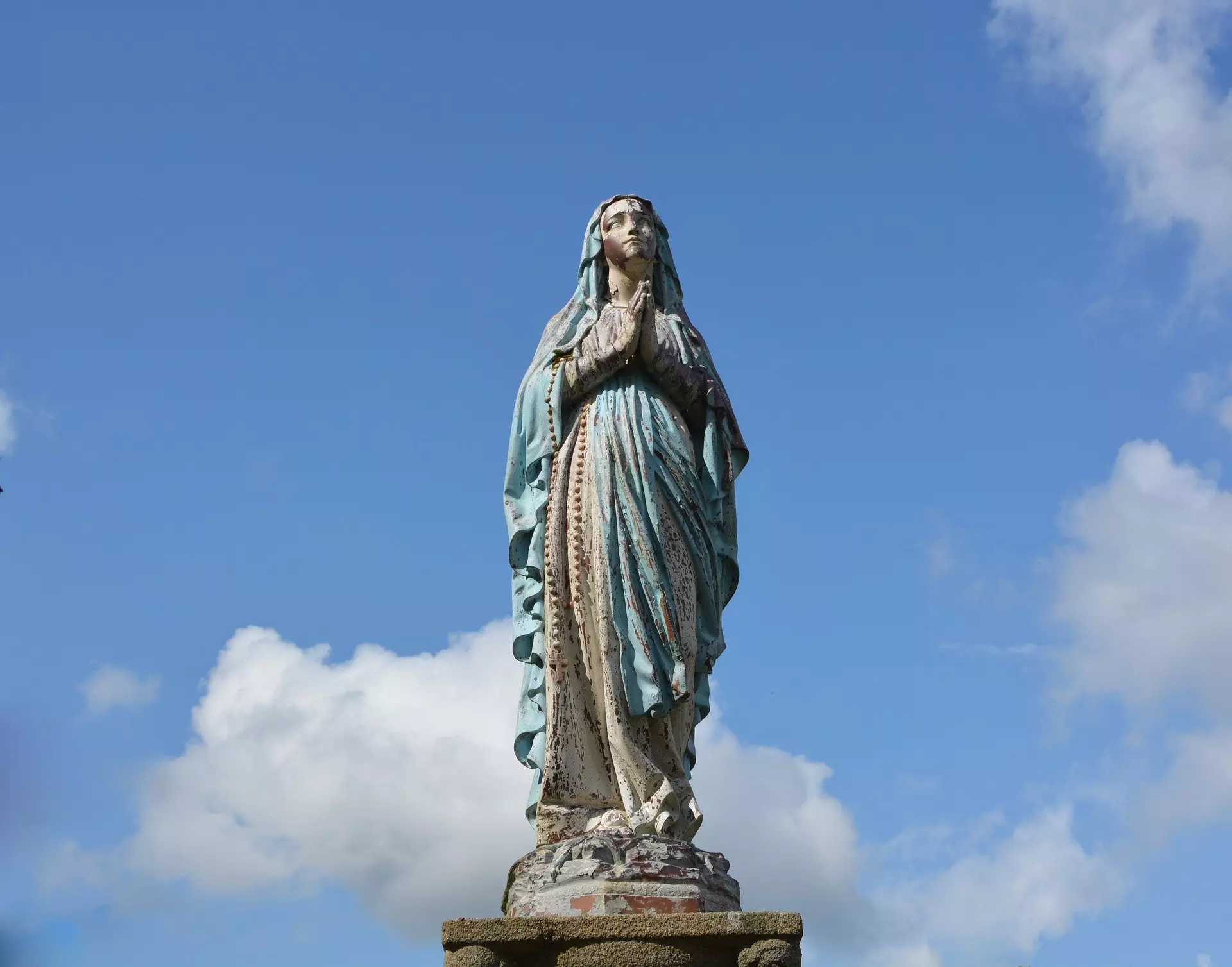 Une statue de la vierge Marie sur fond de ciel bleu - Image par JackieLou DL de https://pixabay.com/de/photos/statue-heilige-jungfrau-verheiratet-2710070/