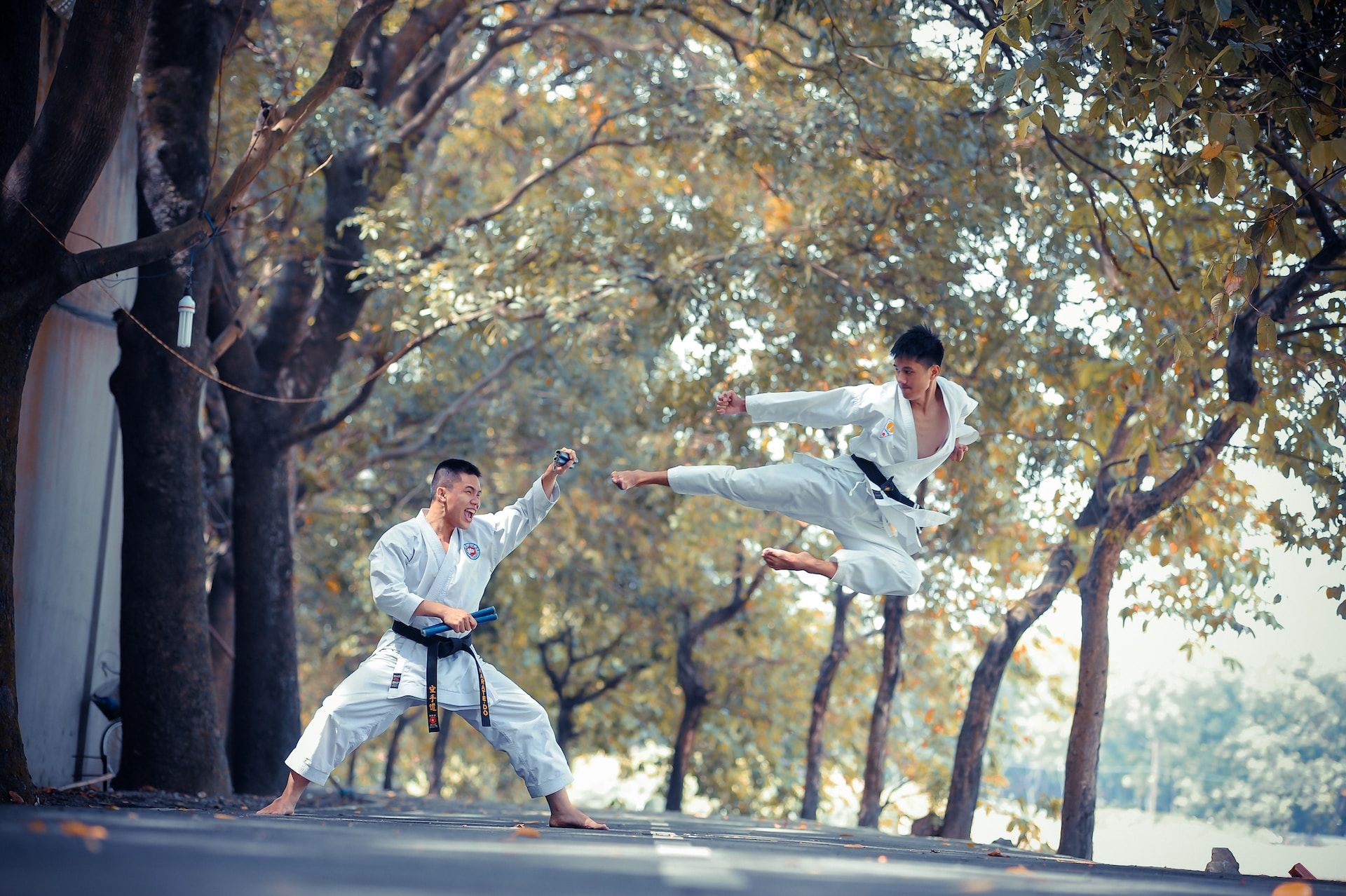 Deux hommes dans un combat de karate - Photo by Thao Le Hoang on Photo de Thao LEE sur https://unsplash.com/fr/photos/SRFUTeEZ9bM