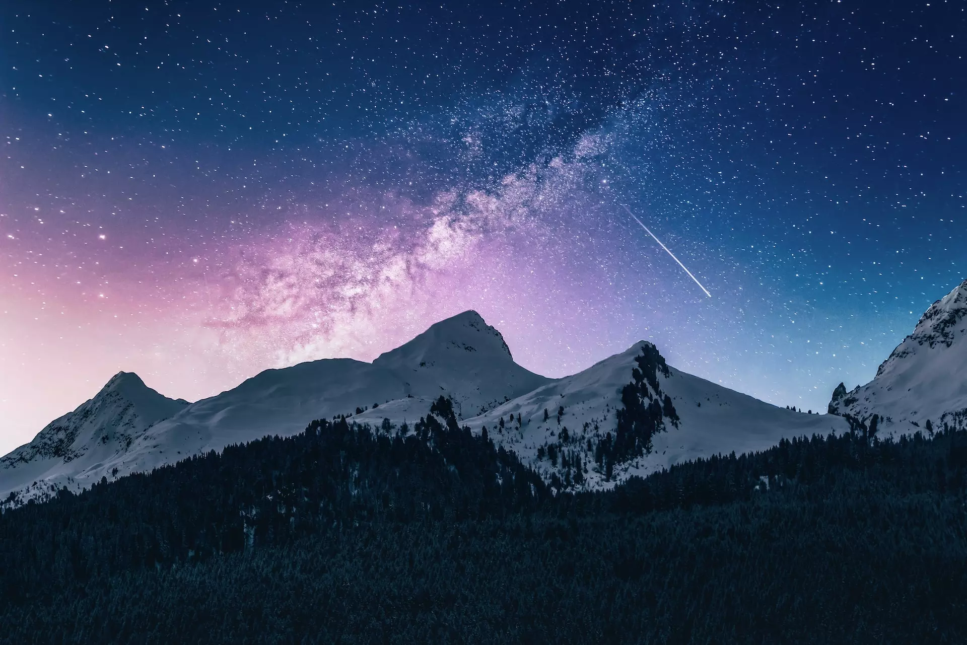 Une trace d'avion dans le ciel nocturne au dessus des montagnes - Photo by Benjamin Voros on https://unsplash.com/fr/photos/phIFdC6lA4E