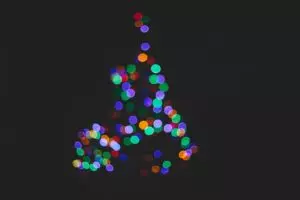 lumières colorées sur un sapin de Noël - Photo by Clem Onojeghuo on Unsplash
