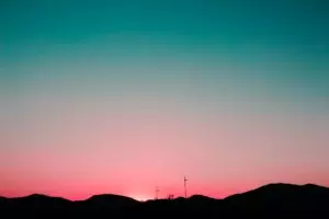 ciel bleu et rouge au dessus d'une colinne - Photo by Dan Aragón on Unsplash