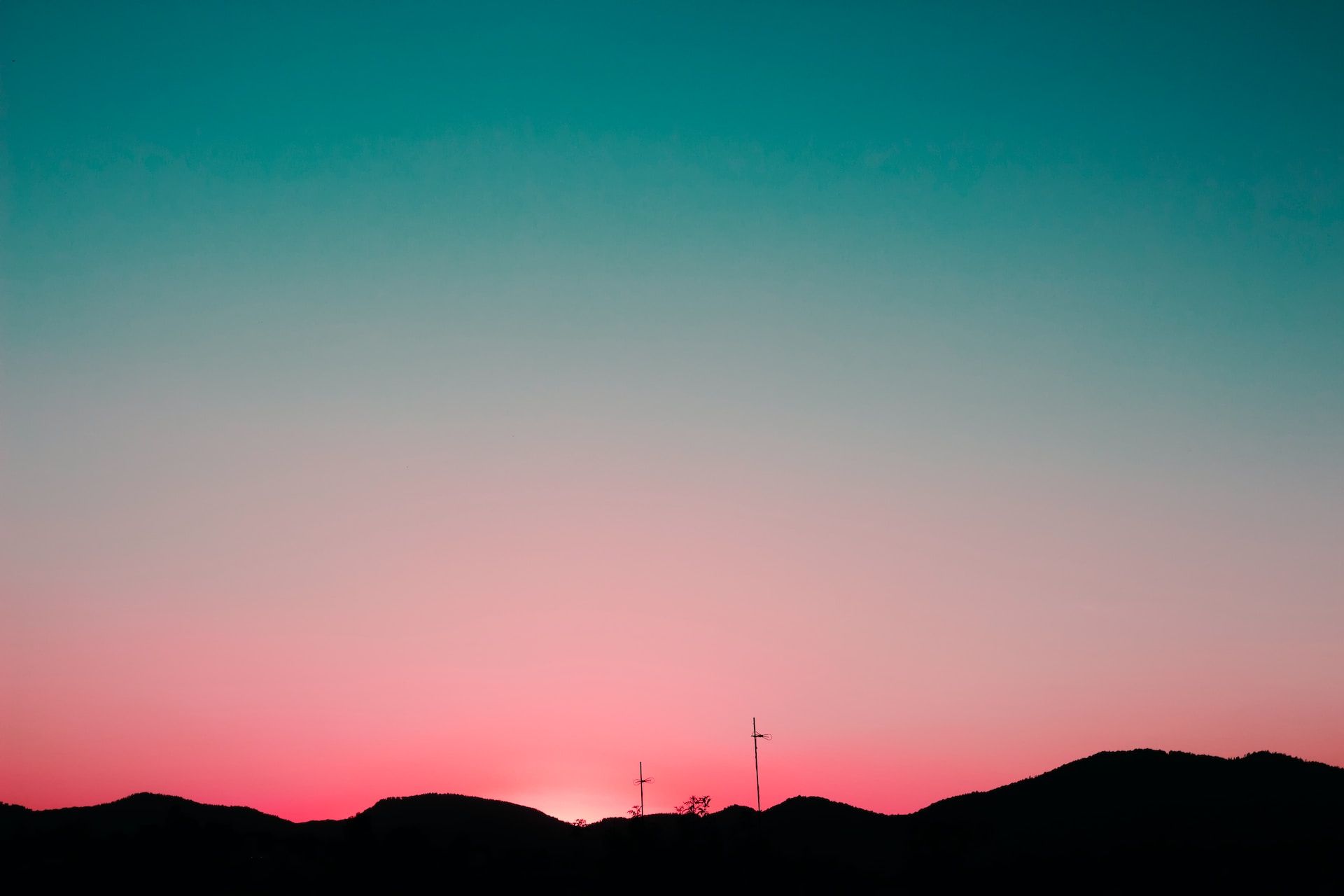 ciel bleu et rouge au dessus d'une colinne - Photo by Dan Aragón on https://unsplash.com/fr/photos/akjkrzAURFs