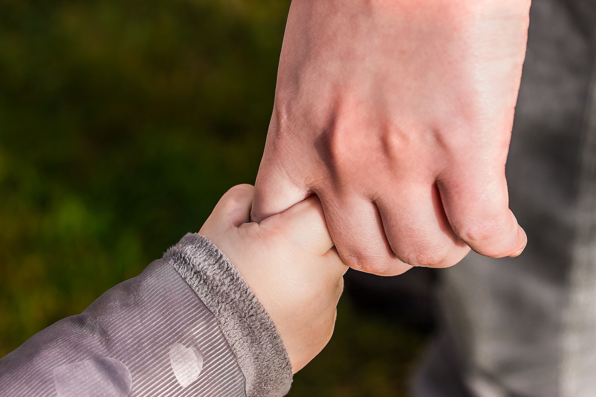 une main d'enfant tient le doigt d'un adulte - Image par Ich wünsche allen eine besinnliche Advents- und de Pixabay