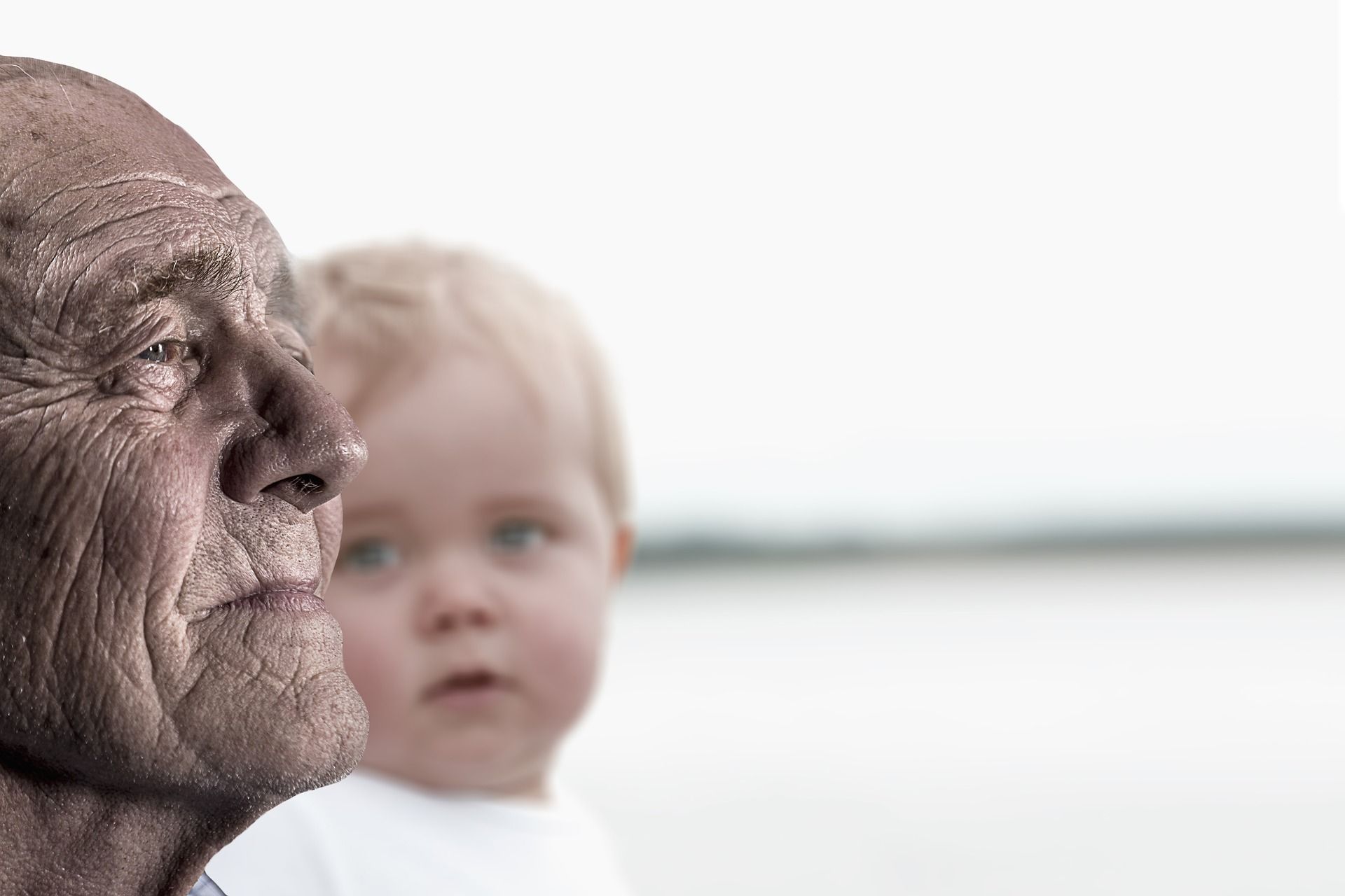 un visage d'enfant regarde le visage d'une personne âgée - Image par Gerd Altmann de https://pixabay.com/fr/photos/homme-enfant-b%C3%A9b%C3%A9-grand-p%C3%A8re-vue-3552247/
