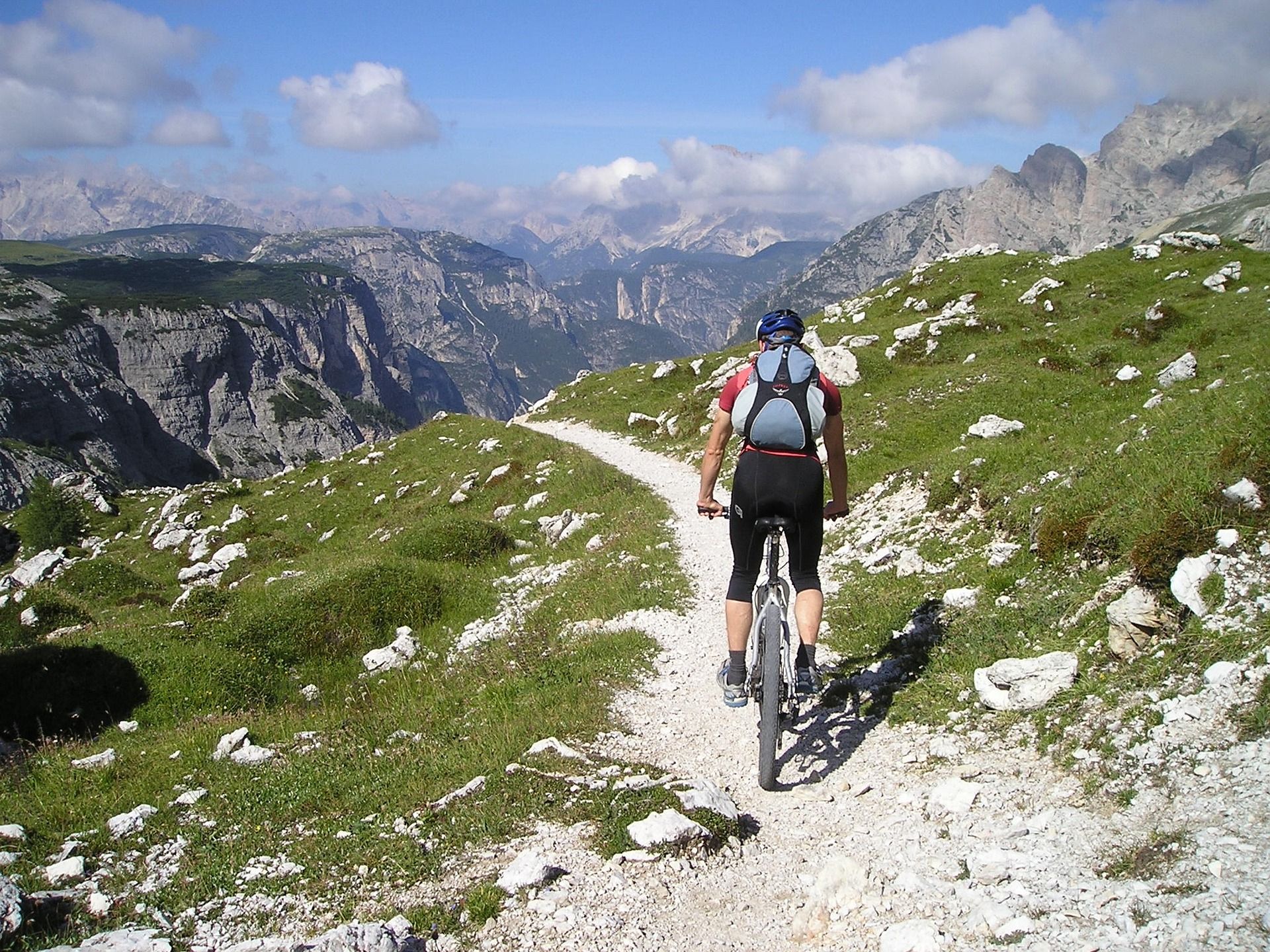 Vélo de montagne, Image par Simon de https://pixabay.com/fr/photos/v%C3%A9lo-de-montagne-v%C3%A9lo-croix-alpine-175216/