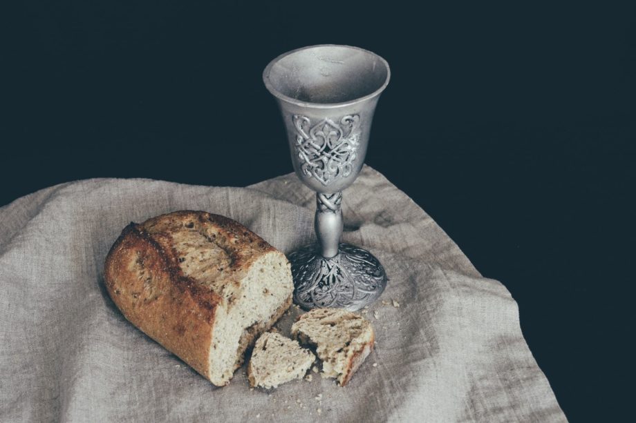 pain et coupe de vin de la Cène ou Communion- Photo by Debby Hudson on https://unsplash.com/fr/photos/qa74Yh6-xlc