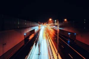 une autoroute urbaine déserté, de nuit - Photo by Marian Beck on Unsplash