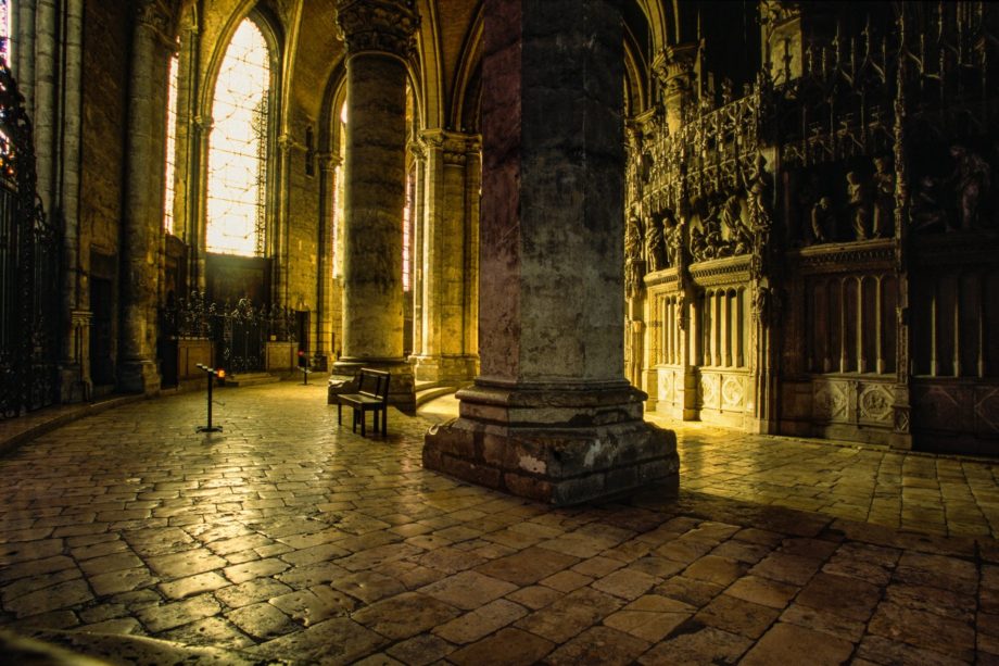 intérieur de la cathédrale de Chartres - Photo by Mick Haupt on https://unsplash.com/fr/photos/EeqtxjcwB4c