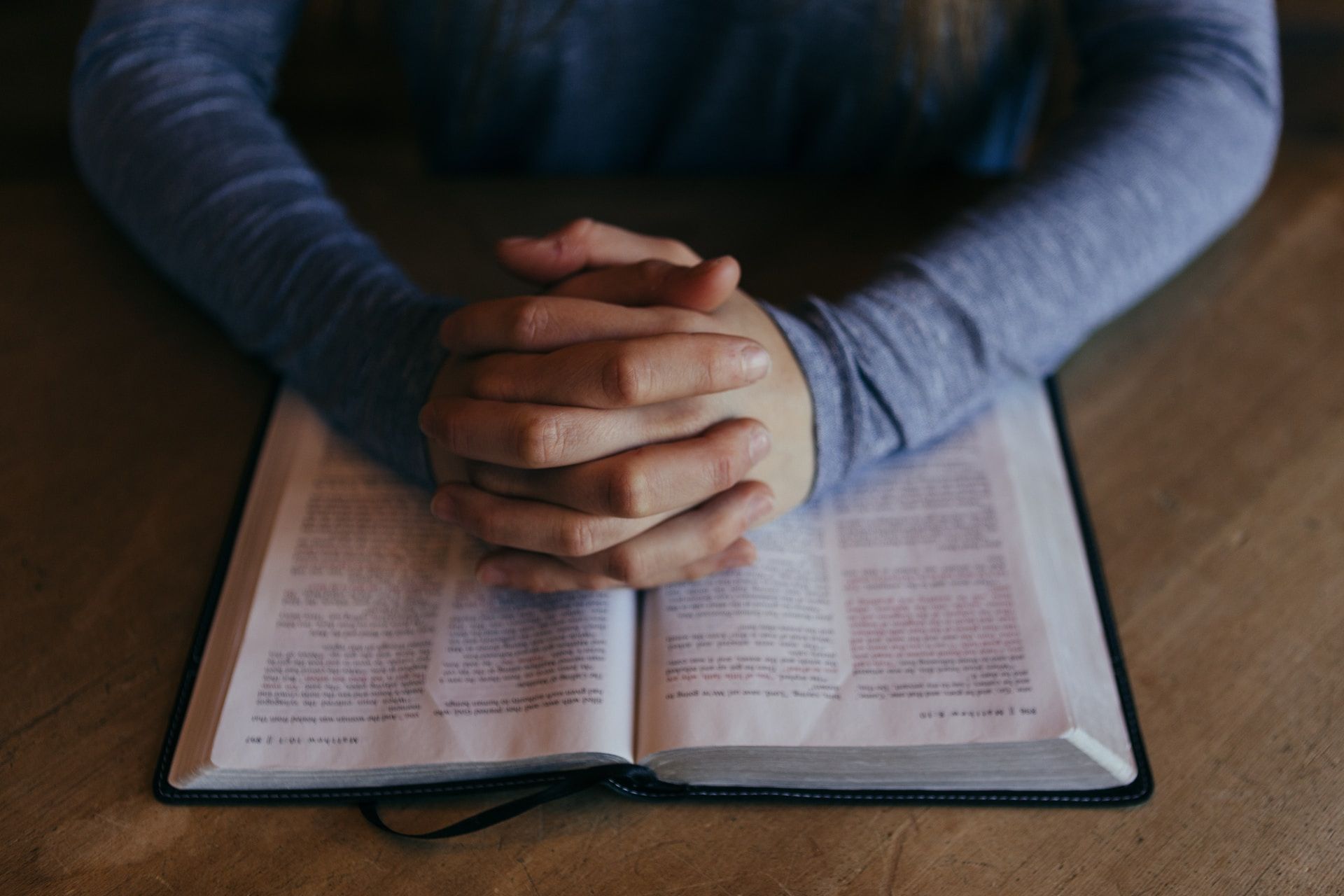prière sur la Bible - Photo by Patrick Fore on https://unsplash.com/fr/photos/homme-tenant-ses-mains-sur-un-livre-ouvert-b_SHPU5M3nk