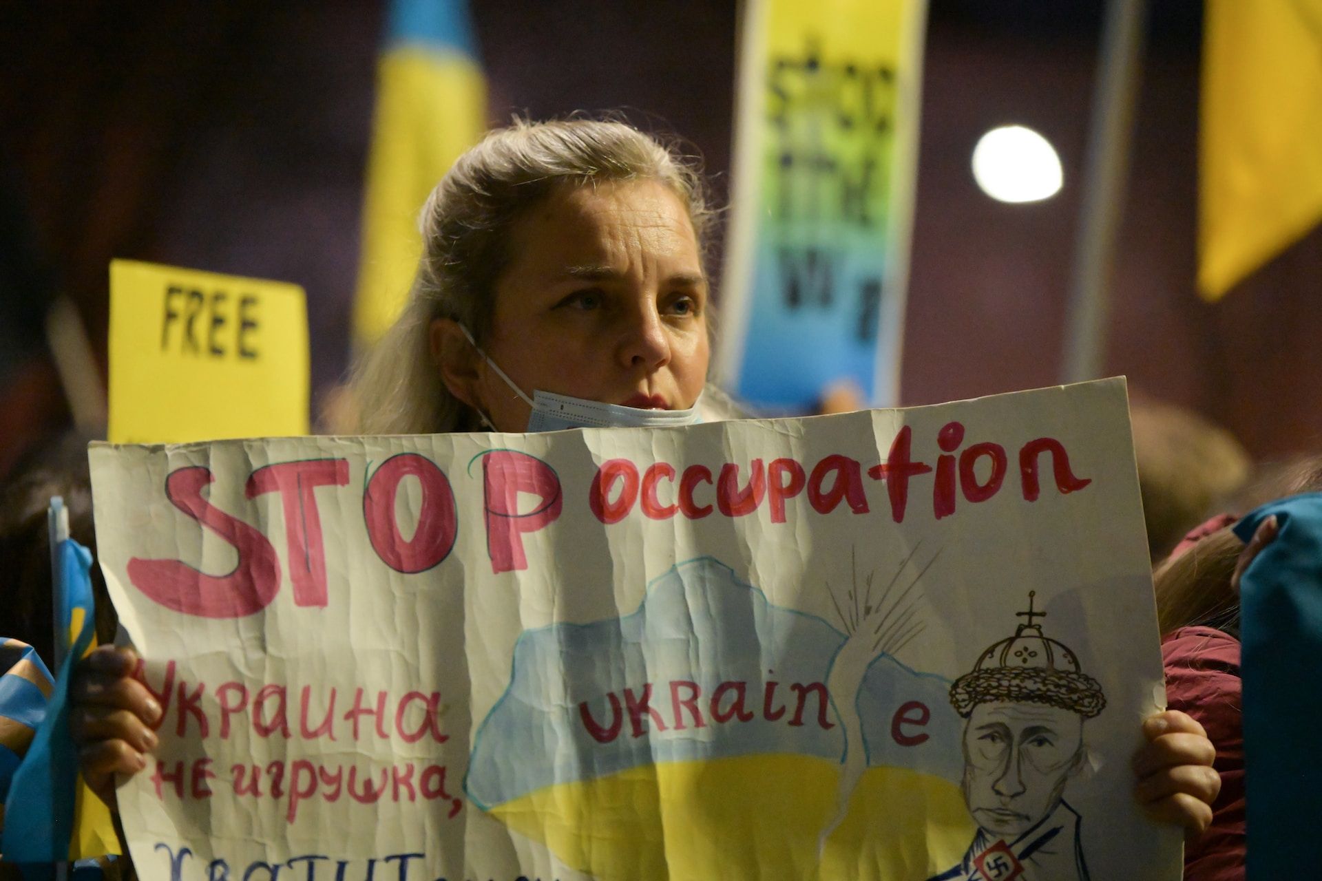 une femme manifestant pour mettre fin à l'invasion de l'Ukraine par la Russie - Photo by Samuel Jerónimo on https://unsplash.com/fr/photos/tvK-GETnCm4