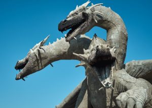 statue en bronze de dragon à trois têtes - Photo by Vlad Zaytsev on Unsplash