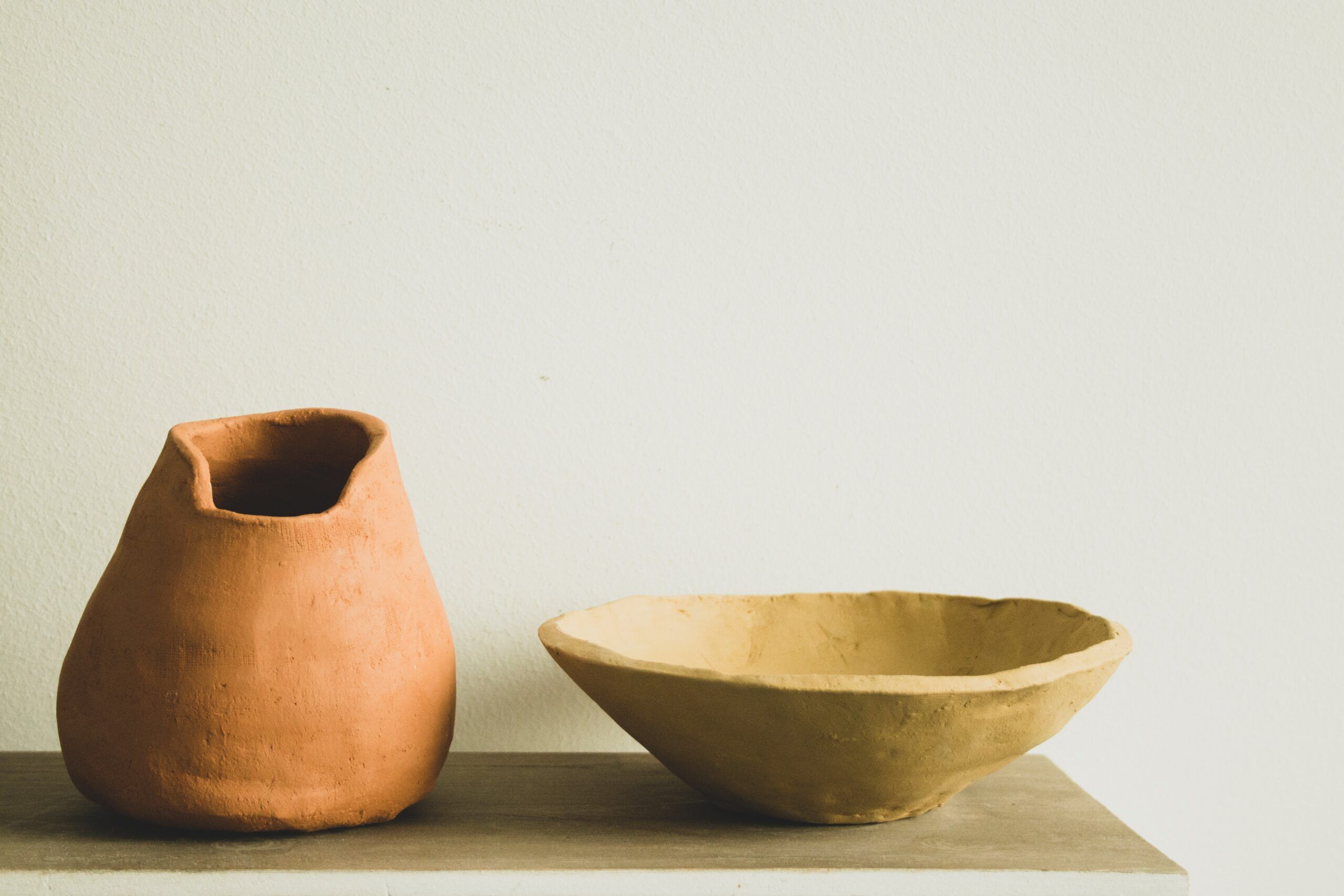 vase et plat d'argile assez artisanaux - Photo by Elisabetta Lombardo on Unsplash
