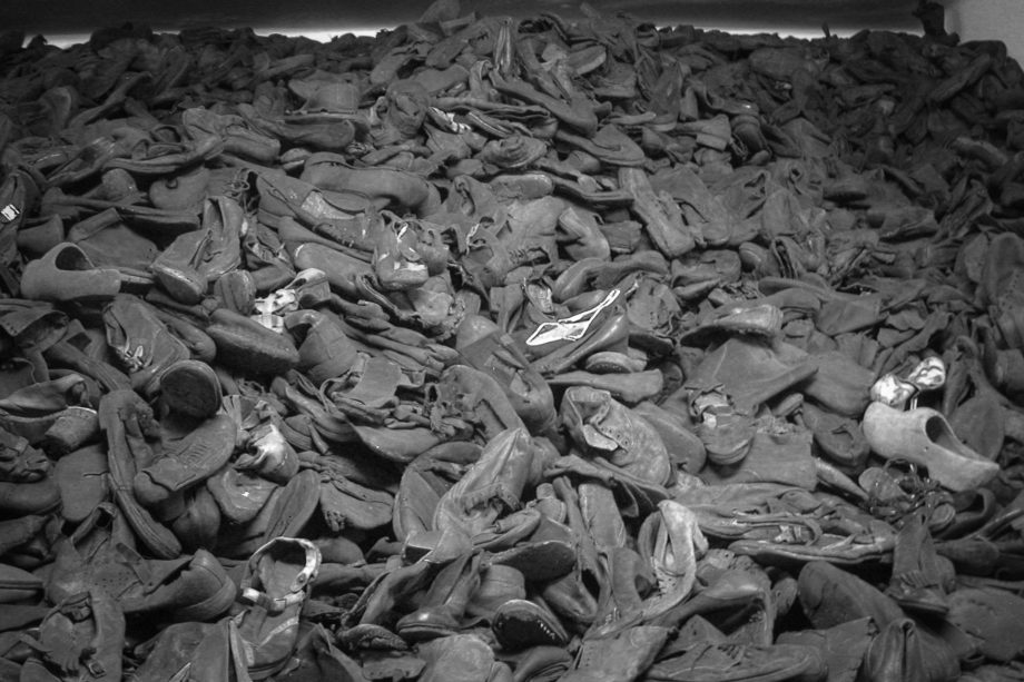 Auschwitz, chaussures - Photo by Frederick Wallace on https://unsplash.com/fr/photos/4cWiXW62CLg