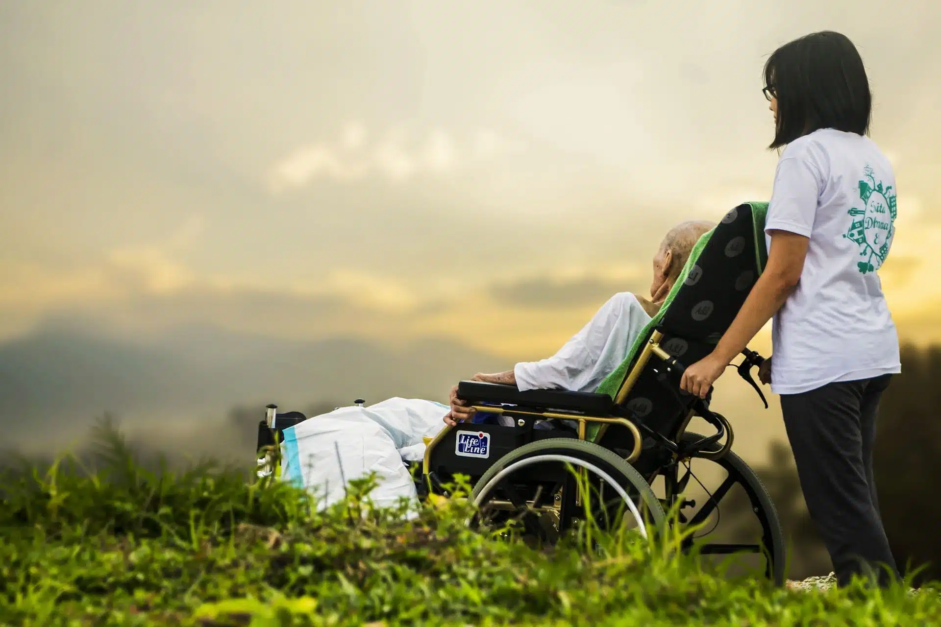 personne âgée en fauteuil et une jeune femme qui s'occupe d'elle - Image par 🆓 Use at your Ease 👌🏼 de https://pixabay.com/fr/photos/hospice-se-soucier-patient-%C3%A2g%C3%A9-1821429/