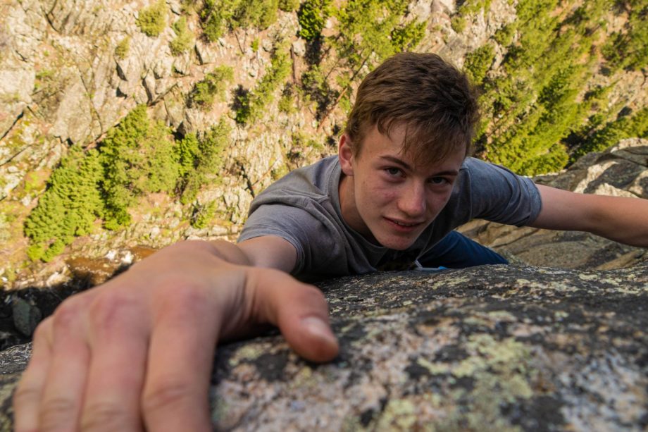Jeune homme escaladant une paroie - Photo de Malachi Brooks sur https://unsplash.com/fr/photos/Of90SqJAVsw