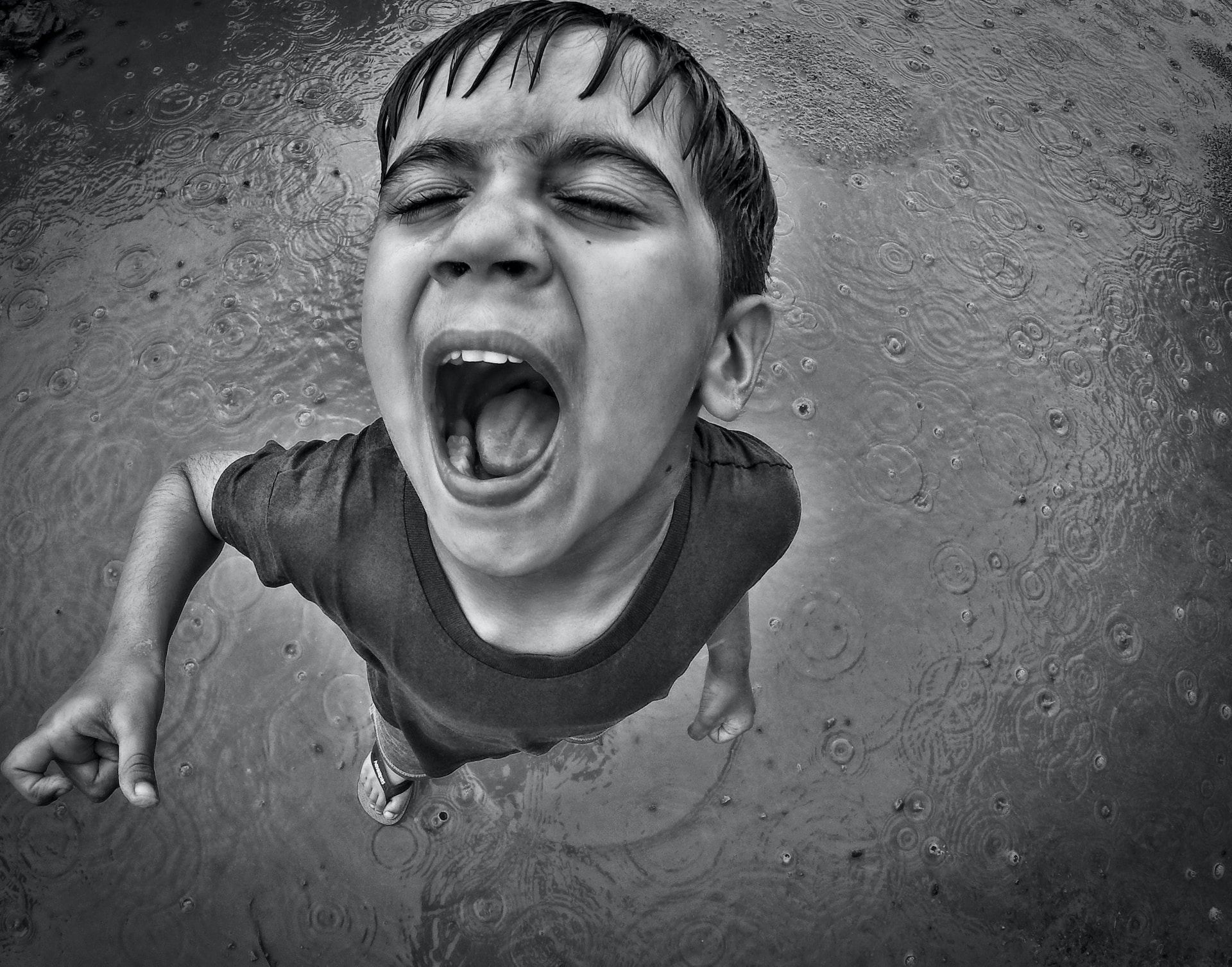 Un jeune garçon avec la bouche ouverte dans l’eau - Photo de Tapish sur https://unsplash.com/fr/photos/HAdxvCvTXDw