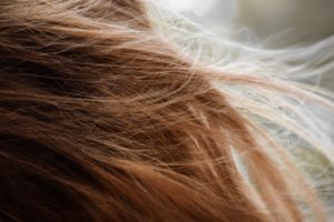 cheveux dans le vent - Photo by Taylor Smith on Unsplash