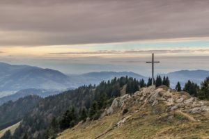 croix en montagne, Autriche - Photo by Thanti Riess on Unsplash