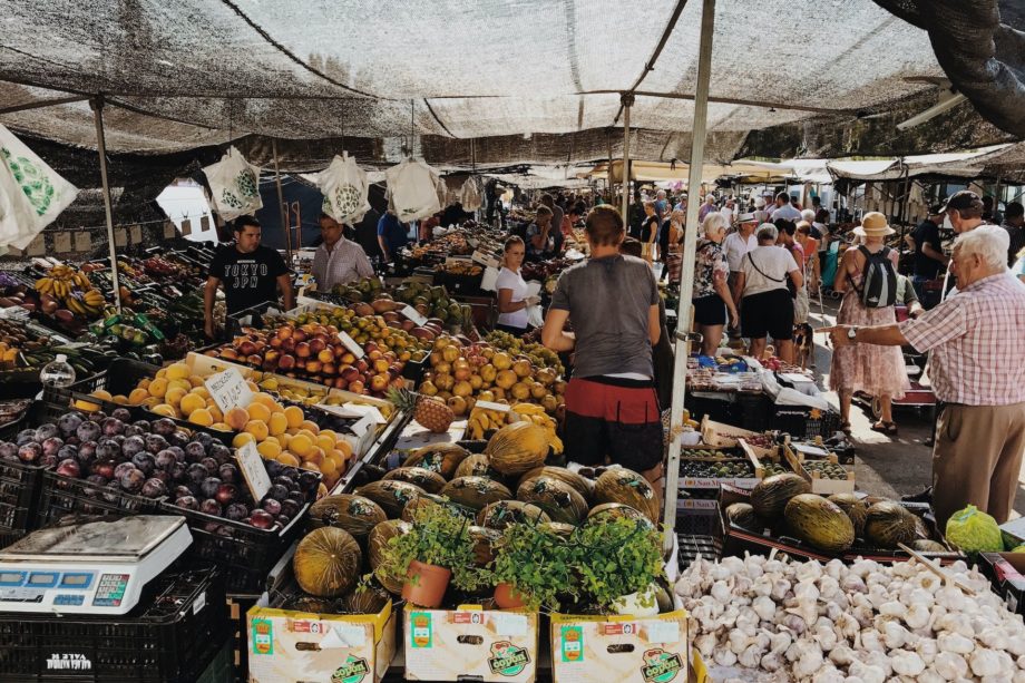 marché alimentaire en plein air - Photo by Caleb Stokes on https://unsplash.com/fr/photos/hz4YhG39q2s