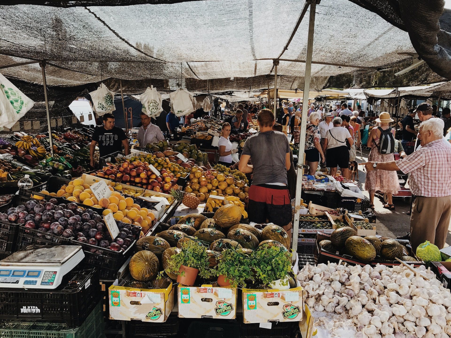 marché alimentaire en plein air - Photo by Caleb Stokes on https://unsplash.com/fr/photos/hz4YhG39q2s