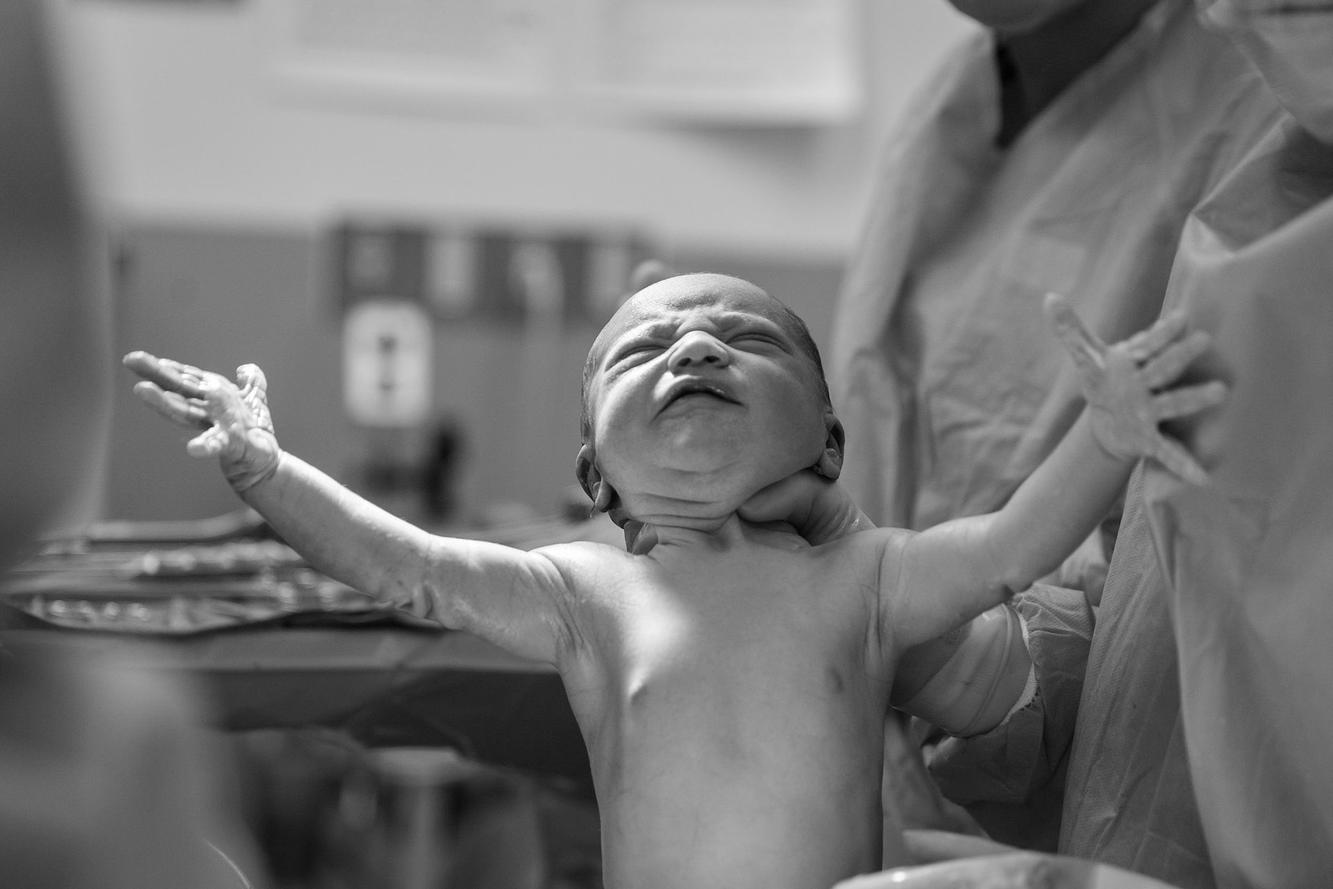 photo en noir et blanc d'un nouveau né écartant les bras - Photo by Alex Hockett on https://unsplash.com/fr/photos/GiP2H_SKh7E