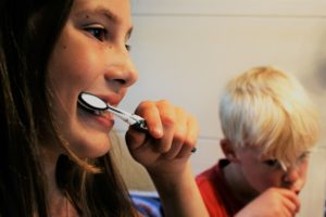 une femme et un enfant se brossent les dents -  Image par Jenny Friedrichs de Pixabay 