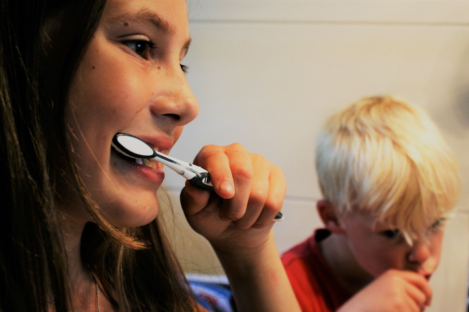 une femme et un enfant se brossent les dents - Image par Image par Jenny Friedrichs de https://pixabay.com/fr/photos/brosser-les-dents-les-dents-2103219/