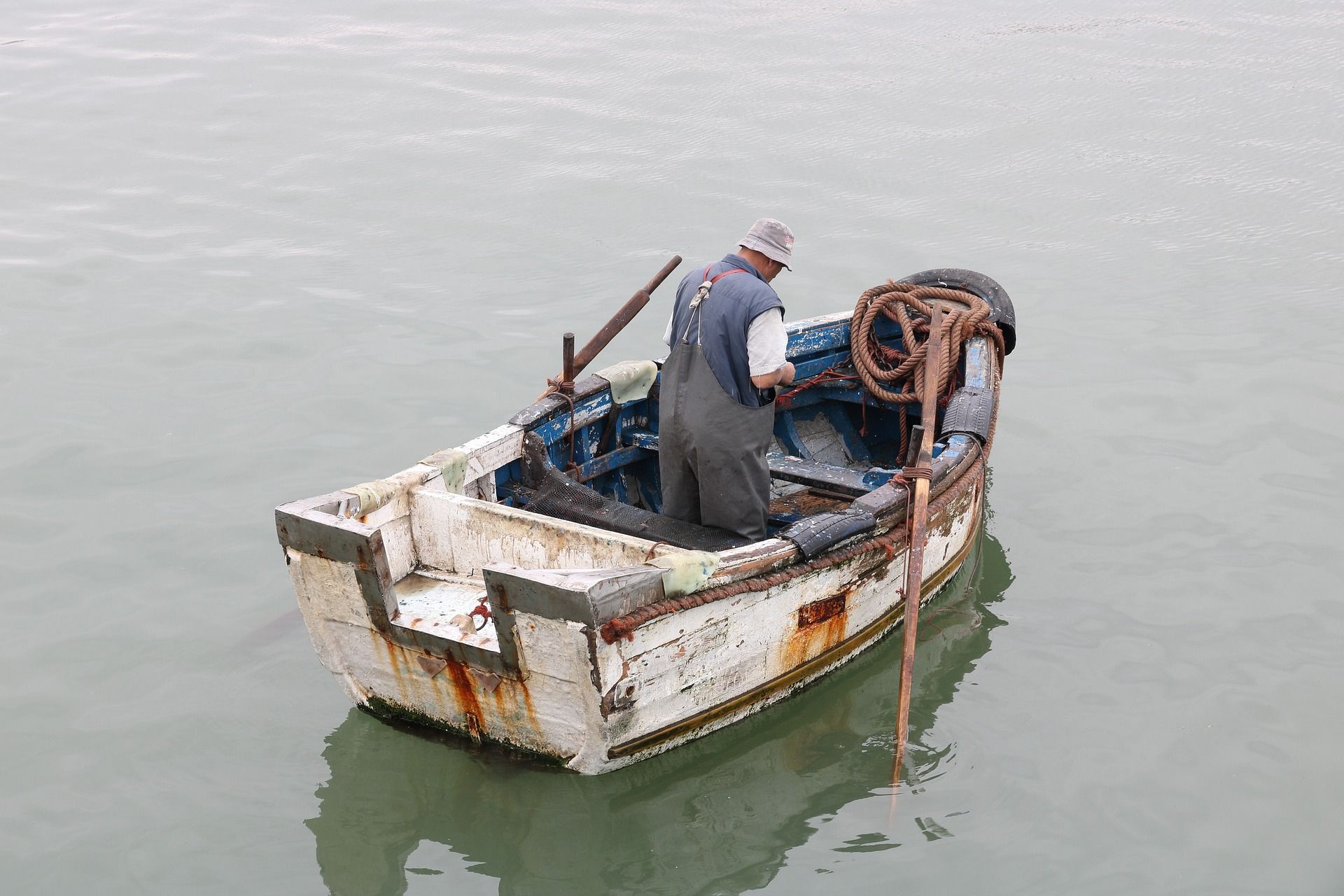 un pêcheur sur son petit bateau - Image par 2427999 de https://pixabay.com/fr/photos/maroc-essaouira-port-3429239/
