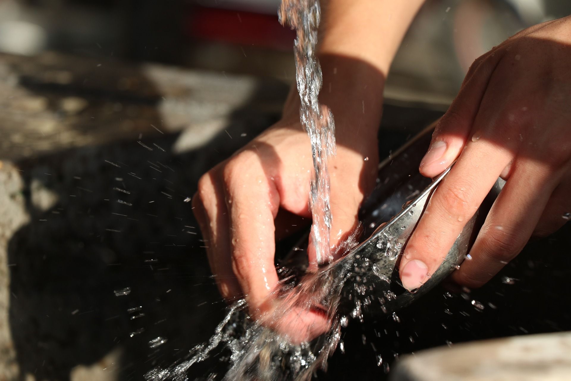 lavage d'une assiette sous le robinet - Image par 国明 李 de https://pixabay.com/fr/photos/d%C3%A9bit-deau-statique-2464417/