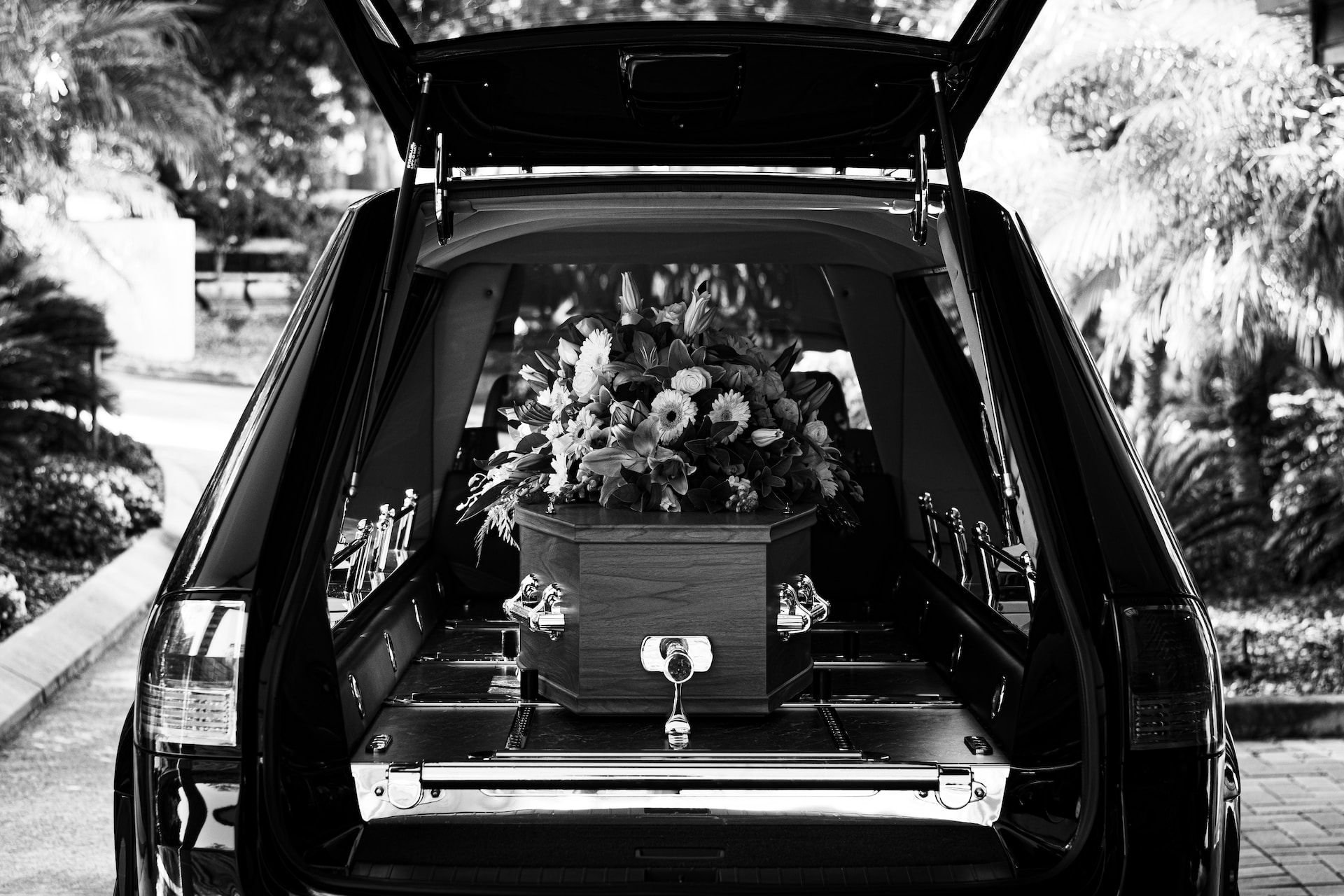Un cercueil et des fleurs dans un corbillard - Photo by panyawat auitpol on https://unsplash.com/fr/photos/eq254Cqvmk8