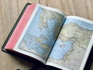 Une bible ouverte sur une une carte des voyages de Paul - Photo by Tim Wildsmith on https://unsplash.com/photos/8cAc0QjcZfk 